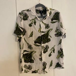 Medium H&M white shirt sleeve button down shirt with broccoli print